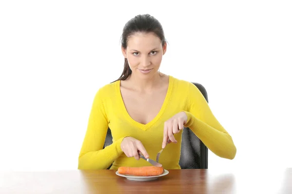 Jovem Mulher Comendo Cenoura Prato Isolado Branco — Fotografia de Stock