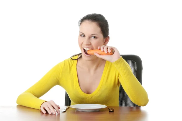 Jovem Mulher Comendo Cenoura Prato Isolado Branco — Fotografia de Stock