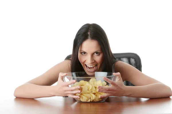 Jeune Belle Femme Manger Des Chips Isolé Sur Blanc — Photo