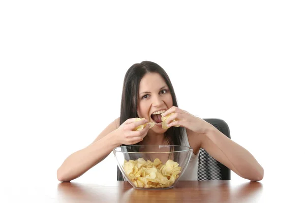 Jeune Belle Femme Manger Des Chips Isolé Sur Blanc — Photo