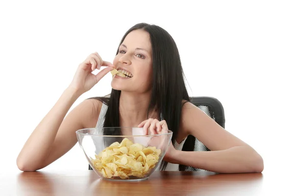 Jovem Mulher Bonita Comer Batatas Fritas Isolado Branco — Fotografia de Stock