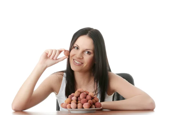 Jovem Bela Mulher Caucasiana Comendo Frutos Litchi Isolado Fundo Chicote — Fotografia de Stock