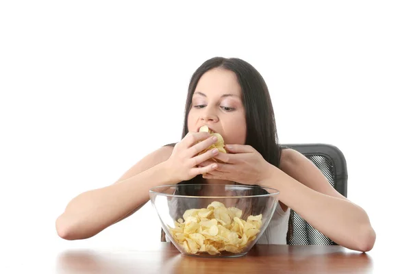 Unga Vackra Kvinnan Äter Chips Isolerad Vit — Stockfoto