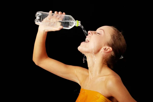 Gadis Muda Haus Minum Air Dari Botol Terisolasi Latar Belakang — Stok Foto