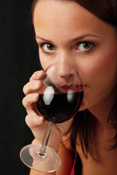 Mujer Joven Lencería Sexy Con Copa Vino Tinto Sobre Fondo — Foto de Stock