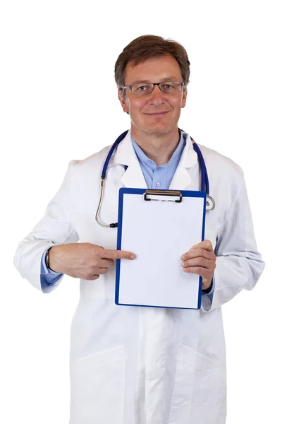 年长的医生用手指指向空白的剪贴板广告空间 在白色背景下隔离 — 图库照片