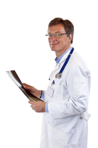 Volwassen Vriendelijke Hoofdarts Met Stethoscoop Met Röntgenfoto Geïsoleerd Witte Achtergrond — Stockfoto