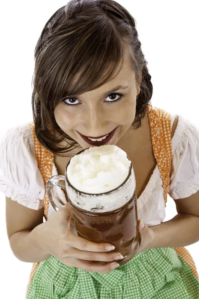 Güzel Genç Bayan Bavyera Oktoberfest Birası Içiyor Beyaz Arkaplanda Izole — Stok fotoğraf