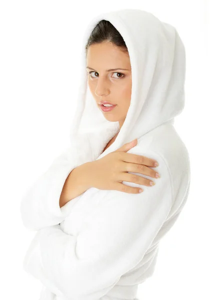 年轻美丽的高加索女人洗澡后与白色隔离 — 图库照片