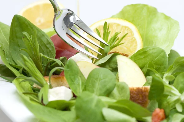 Grüner Salat Mit Apfel Croutons Tomaten Speck Zitrone Und Feta — Stockfoto