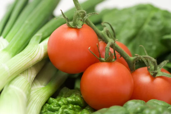 Grüner Spinat Mit Roten Tomaten Und Lauch Schwerpunkt Vordergrund — Stockfoto
