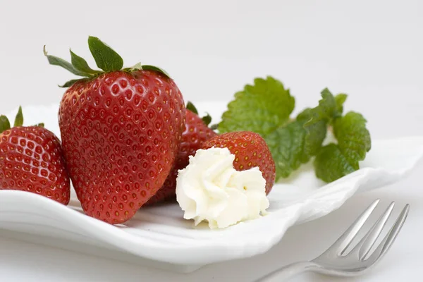鲜红草莓加奶油 — 图库照片