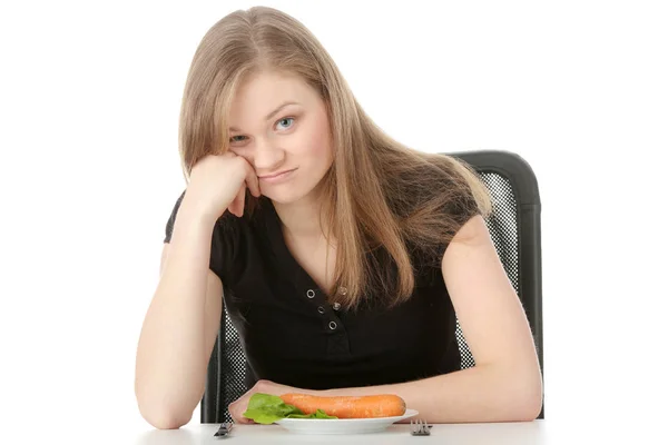 Mujer Joven Que Come Zanahoria Del Plato Triste Aislado Blanco — Foto de Stock