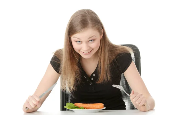 Молодая Женщина Ест Морковь Тарелки Изолированные Белом — стоковое фото