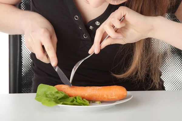 Giovane Donna Che Mangia Carota Dal Piatto Isolata Bianco — Foto Stock