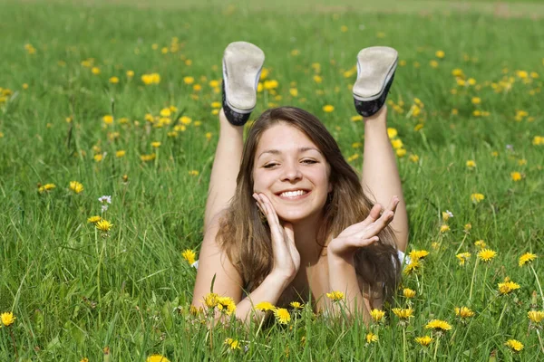 Mujer Joven Acostada Hierba Verde Fresca Con Flores Amarillas — Foto de Stock