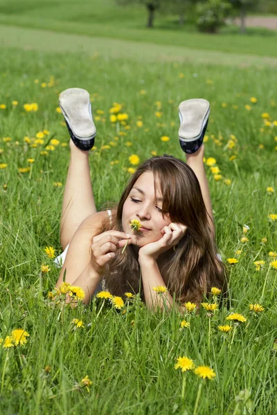 Mujer Joven Relajándose Sobre Hierba Verde — Foto de Stock