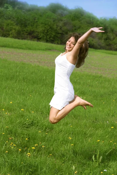 Mooie Jonge Vrouw Springen Een Groene Weide — Stockfoto