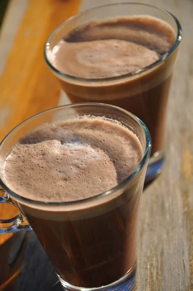 Två Glas Med Cappucino Ett Träbord — Stockfoto