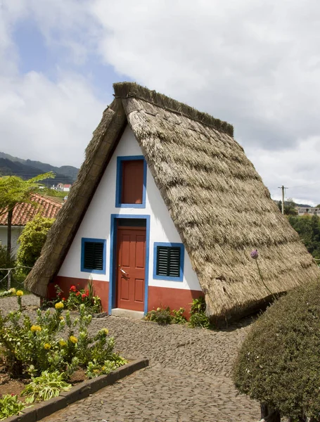 ノルウェー北部のアルバロ村にある伝統的な家です — ストック写真