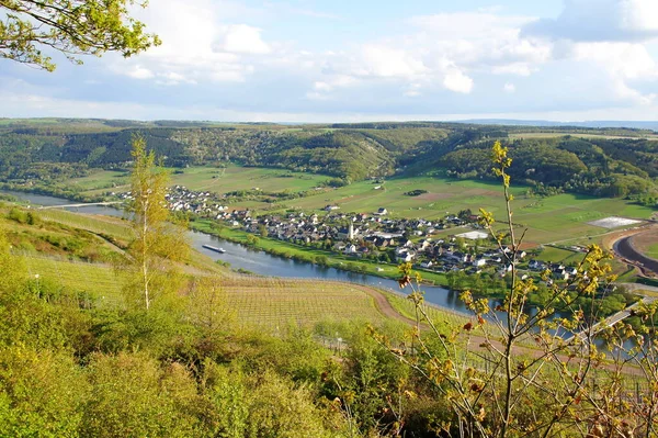 Kindel Και Isnich Στον Ποταμό Moselle Την Άνοιξη — Φωτογραφία Αρχείου