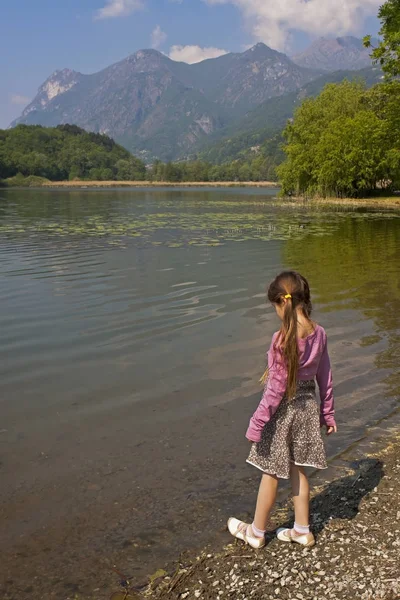 Year Girl Enjoying Morning Mountain Lake Italy — 스톡 사진