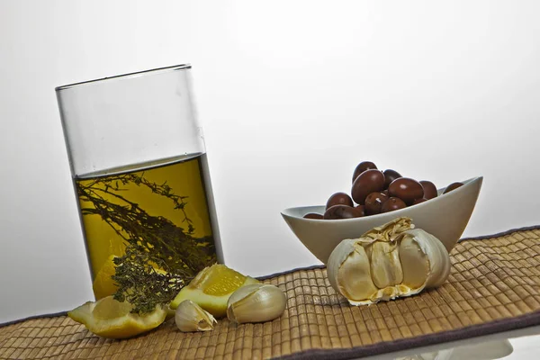 ローズマリーとレモン風味のオリーブオイル — ストック写真