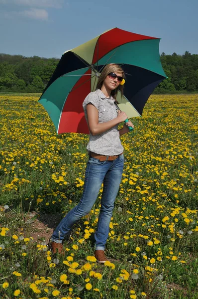 Mujer Joven Con Una Corona Flores Amarillas —  Fotos de Stock