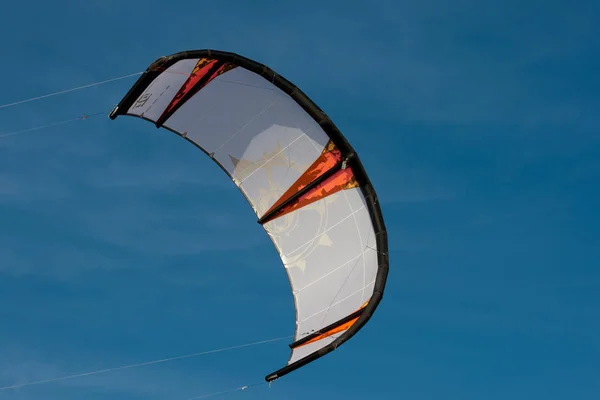 Kiteboarding Pipa Céu Azul — Fotografia de Stock