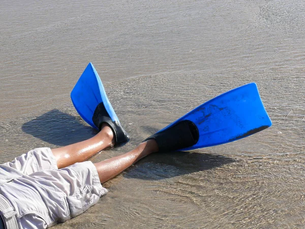 Niebieskie Płetwy Pływackie Noszone Przez Chłopca Jak Leży Plaży Nad — Zdjęcie stockowe