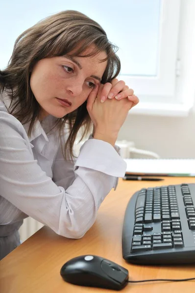 Jeune Homme Affaires Frustré Déprimé Femme Assis Table Avec Ordinateur — Photo