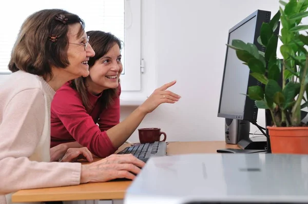 Mujer Joven Enseña Abuela Trabajar Con Computadora Estilo Vida Senior — Foto de Stock