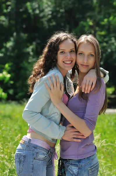 Two Happy Teenage Friends Embracing Together Outdoors Nature — Stock Photo, Image
