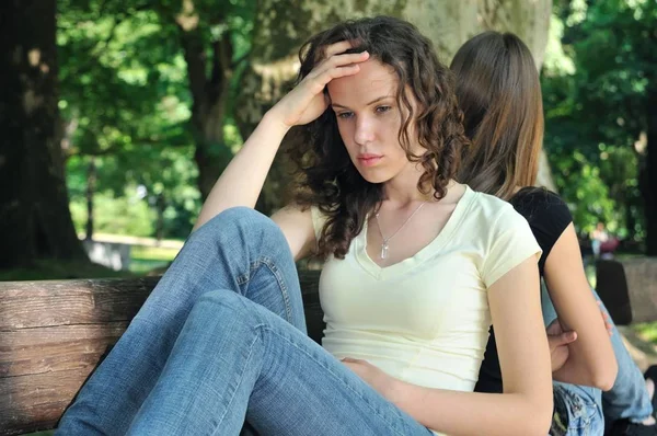 Amigos Aire Libre Serie Dos Adolescentes Están Conflick Hablan Entre — Foto de Stock