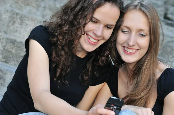 Молодежный Образ Жизни Два Улыбающихся Друга Девушки Улице Мобильным Телефоном — стоковое фото
