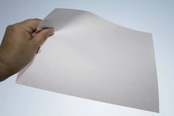 Een Wit Velletje Papier Wordt Met Één Hand Lucht Gehouden — Stockfoto