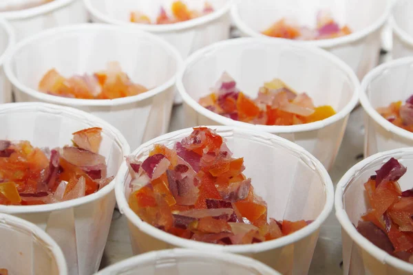 Tomate Picado Cebola Vermelha Panelas Papel Branco — Fotografia de Stock