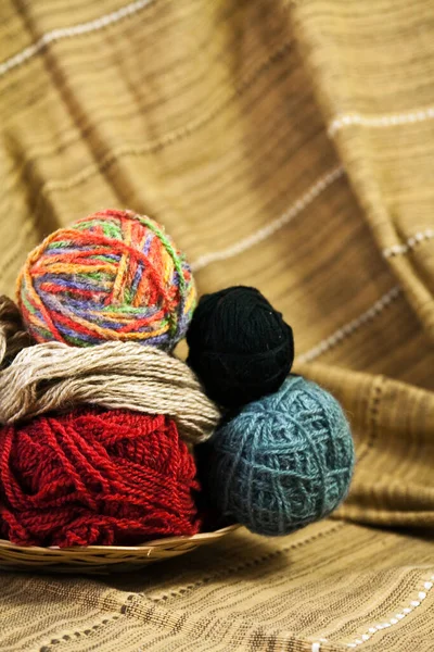 装饰性篮子里手工编织的彩色纱线包 — 图库照片