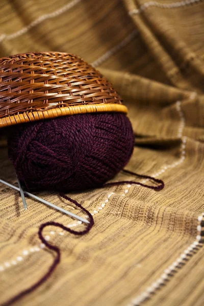 装饰性篮子里手工编织的彩色纱线包 — 图库照片