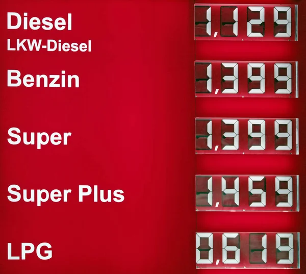 ガソリン価格ガソリンスタンド赤 — ストック写真