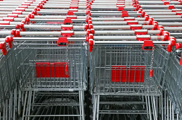 赤い空のトロリー付きショッピングカート — ストック写真