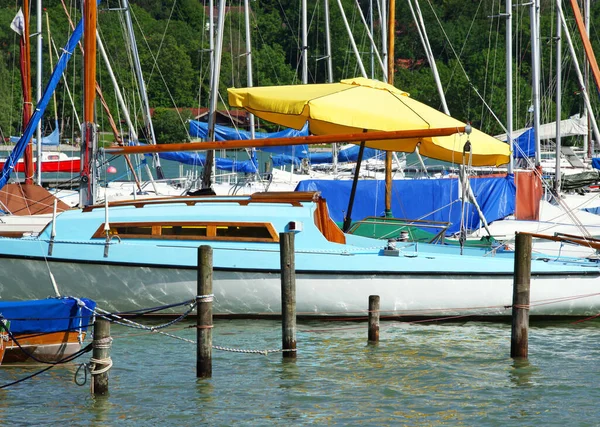 Sonnenschirm Und Segelboot Sonnenschirm Boot — Stockfoto