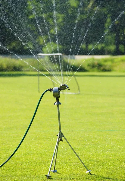 Rasensprenger Fußballplatz Rasensprenger — Stockfoto