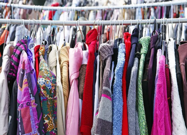Reihe Verschiedener Kleidungsstücke Laden — Stockfoto