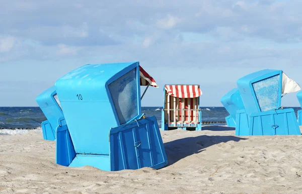 Niebieskie Kosze Plażowe Koncepcji Nadmorskich Wakacji — Zdjęcie stockowe