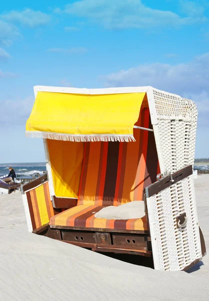 Strandkorb Sand Meer Strandkorb Blauer Himmel — Stockfoto