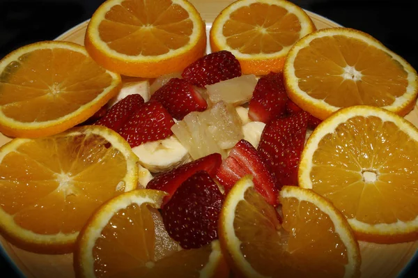 Afbeelding Van Fruitsalade Een Terracotta Kom — Stockfoto