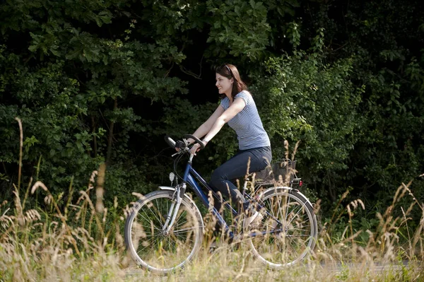 Mujer Joven Montando Una Bicicleta — Foto de Stock