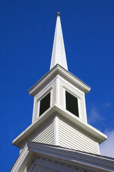 Alter Kirchturm Vor Blauem Himmel Mit Weißen Wolken — Stockfoto