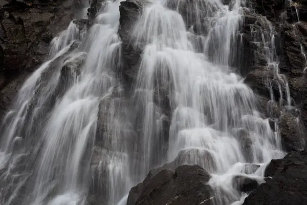 Ein Schöner Wasserfall Berghang — Stockfoto